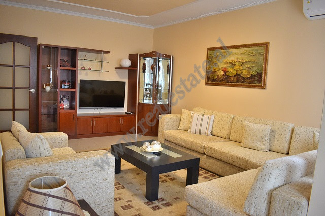 Apartament 2+1 me qira ne rrugen Muzaket ne zonen e Don Boskos ne Tirane.
Shtepia pozicionohet ne k